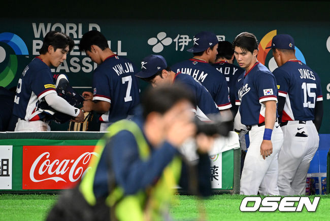 [OSEN=도쿄(일본), 손용호 기자] 한일전 11연패는 결국 끊어내지 못했다. 그래도 졌지만 잘 싸웠다의 표본을 보여줬다.한국은 7일 일본 도쿄돔에서 열린 ‘2026 월드베이스볼클래식(WBC)’ 1라운드 C조 일본과의 경기에서 6-8로 패했다. 이로써 한국은 한일전 11연패를 끊어내지 못했다. 한국은 조별라운드 성적 1승1패가 됐고 일본은 2승이 됐다.경기를 마치고 한국 선수들이 패배를 아쉬워하고 있다. 2026.03.07&nbsp;/spjj@osen.co.kr