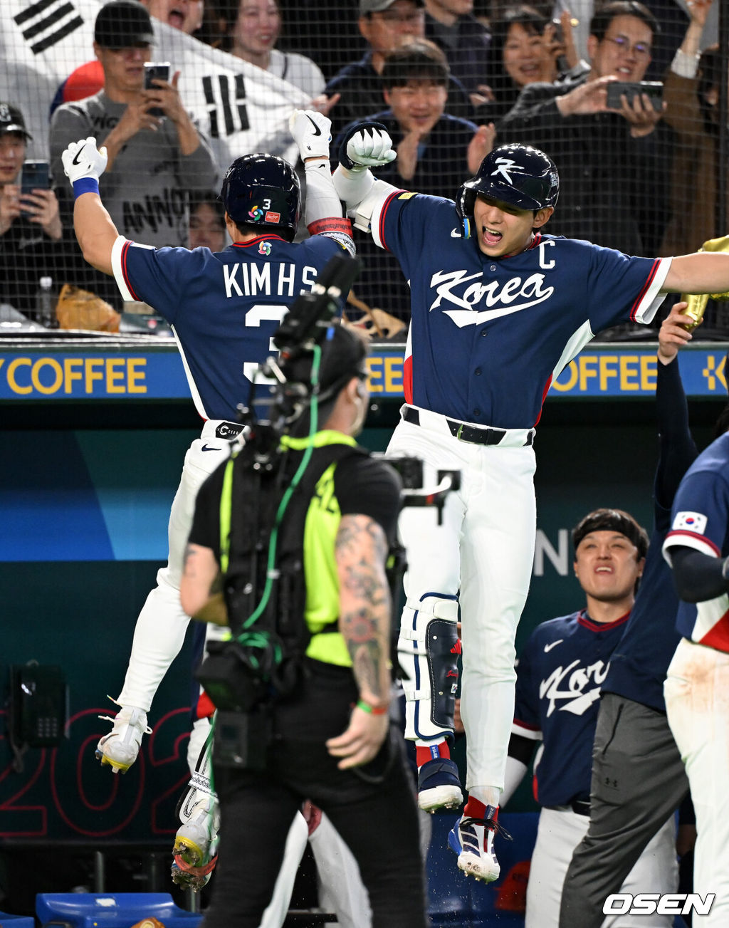 7일 일본 도쿄돔에서 2026 월드베이스볼클래식(WBC) 조별리그 C조 대한민국과 일본의 경기가 열렸다.한국은 잠수함 고영표, 일본은 좌완 기쿠치 유세이를 선발로 내세웠다. WBC에서 2006년 4강, 2009년 준우승을 차지한 한국은 이후 3개 대회(2013년, 2017년, 2023년)에서 연달아 1라운드를 통과하지 못하고 있다. 이번 대회에서는 8강 토너먼트 복귀를 목표로 대회에 임하고 있다. 지난 5일 체코와의 첫 경기에서는 11-4로 대승을 거두며 좋은 출발을 했다. 4회초 1사 1루에서 한국 김혜성이 일본 이토를 상대로 동점 우중월 투런포를 날리며 이정후와 세리머니를 하고 있다. 2026.03.07 /spjj@osen.co.kr