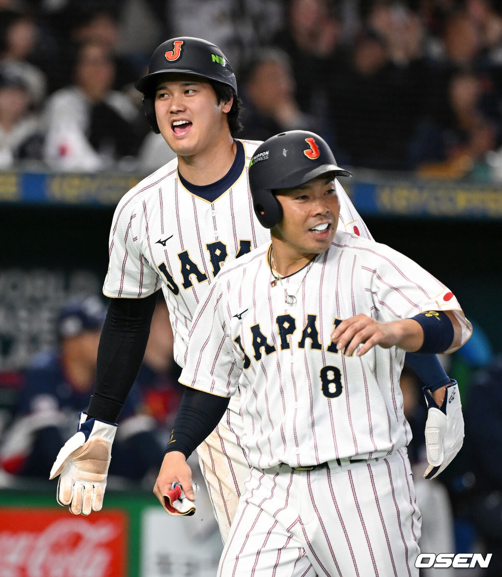 7일 일본 도쿄돔에서 2026 월드베이스볼클래식(WBC) 조별리그 C조 대한민국과 일본의 경기가 열렸다.한국은 잠수함 고영표, 일본은 좌완 기쿠치 유세이를 선발로 내세웠다. WBC에서 2006년 4강, 2009년 준우승을 차지한 한국은 이후 3개 대회(2013년, 2017년, 2023년)에서 연달아 1라운드를 통과하지 못하고 있다. 이번 대회에서는 8강 토너먼트 복귀를 목표로 대회에 임하고 있다. 지난 5일 체코와의 첫 경기에서는 11-4로 대승을 거두며 좋은 출발을 했다. 7회말 2사 만루에서 일본 오타니, 곤도가 요시다의 2타점 적시타에 홈을 밟으며 미소짓고 있다. 2026.03.07 /spjj@osen.co.kr