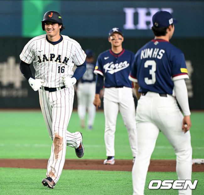 [OSEN=도쿄(일본), 손용호 기자] 7일 일본 도쿄돔에서 2026 월드베이스볼클래식(WBC) 조별리그 C조 대한민국과 일본의 경기가&nbsp;열렸다.한국은 잠수함 고영표, 일본은 좌완 기쿠치 유세이를 선발로 내세웠다. WBC에서 2006년 4강, 2009년 준우승을 차지한 한국은 이후 3개 대회(2013년, 2017년, 2023년)에서 연달아 1라운드를 통과하지 못하고 있다. 이번 대회에서는 8강 토너먼트 복귀를 목표로 대회에 임하고 있다. 지난 5일 체코와의 첫 경기에서는 11-4로 대승을 거두며 좋은 출발을 했다.&nbsp;5회말 1사 1루에서 일본 오타니의 곤도의 2루 땅볼에 한국 김혜성에 태그아웃 당하며 더그아웃으로 향하고 있다. 2026.03.07&nbsp;/spjj@osen.co.kr