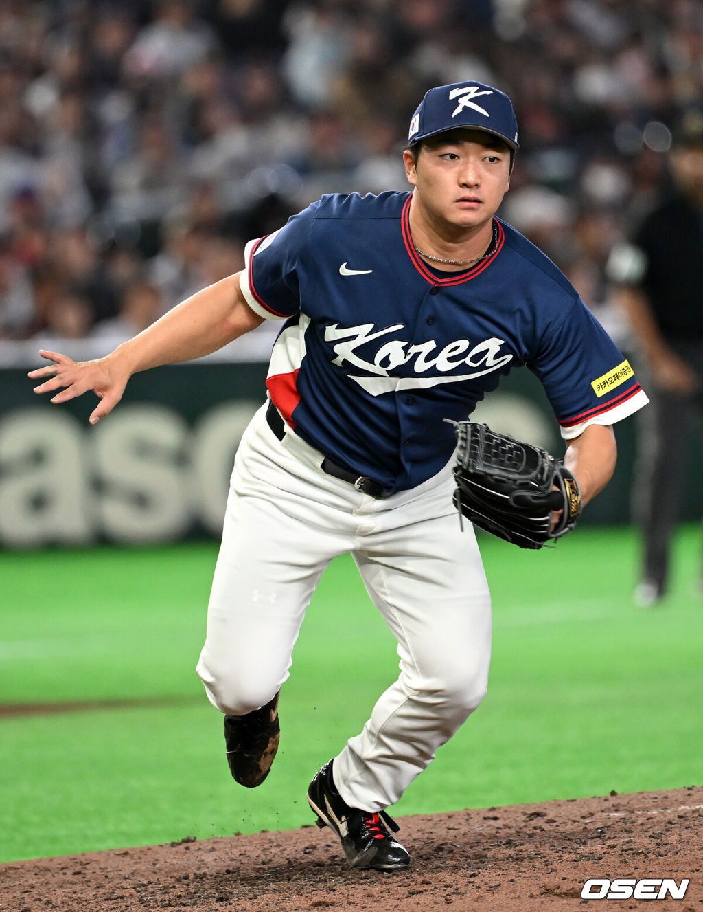 7일 일본 도쿄돔에서 2026 월드베이스볼클래식(WBC) 조별리그 C조 대한민국과 일본의 경기가 열렸다.한국은 잠수함 고영표, 일본은 좌완 기쿠치 유세이를 선발로 내세웠다. WBC에서 2006년 4강, 2009년 준우승을 차지한 한국은 이후 3개 대회(2013년, 2017년, 2023년)에서 연달아 1라운드를 통과하지 못하고 있다. 이번 대회에서는 8강 토너먼트 복귀를 목표로 대회에 임하고 있다. 지난 5일 체코와의 첫 경기에서는 11-4로 대승을 거두며 좋은 출발을 했다. 6회말 한국 고우석이 타구를 바라보고 있다. 2026.03.07 /spjj@osen.co.kr