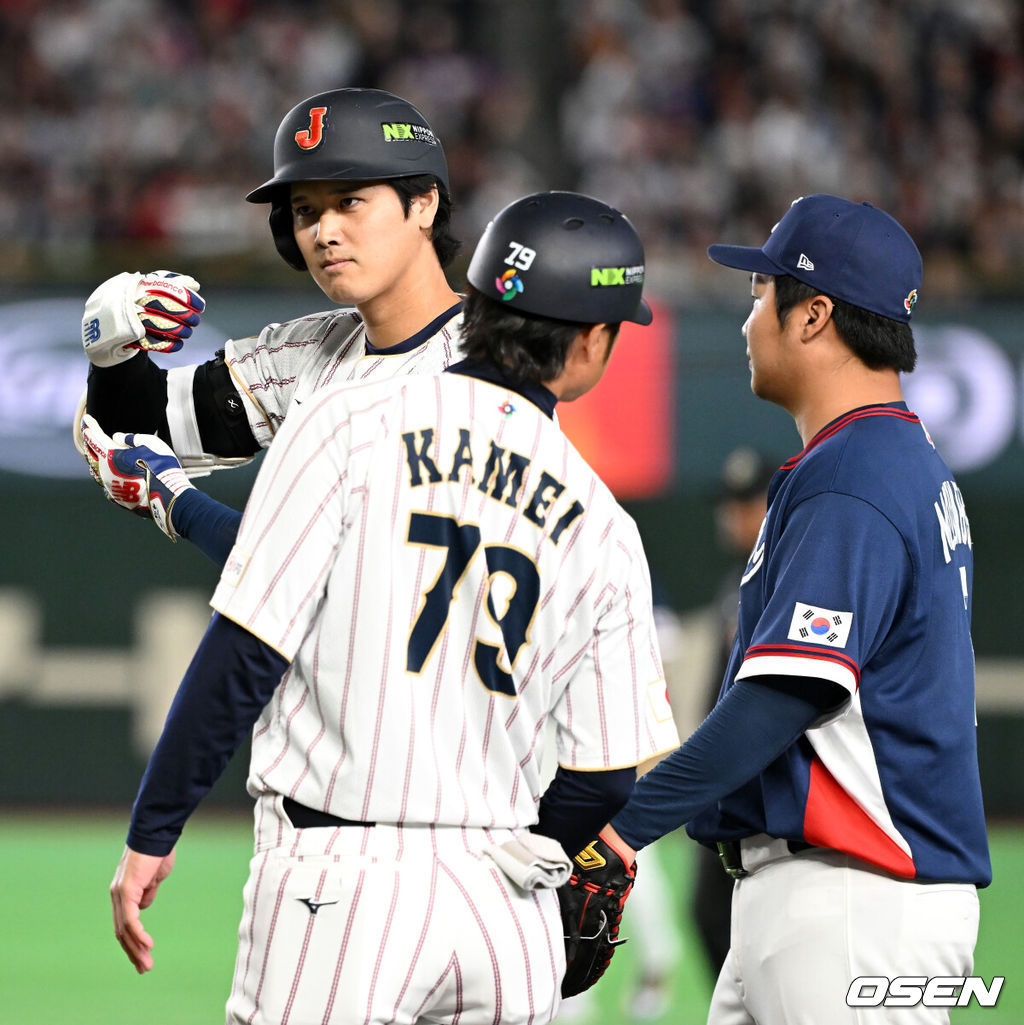 7일 일본 도쿄돔에서 2026 월드베이스볼클래식(WBC) 조별리그 C조 대한민국과 일본의 경기가 열렸다.한국은 잠수함 고영표, 일본은 좌완 기쿠치 유세이를 선발로 내세웠다. WBC에서 2006년 4강, 2009년 준우승을 차지한 한국은 이후 3개 대회(2013년, 2017년, 2023년)에서 연달아 1라운드를 통과하지 못하고 있다. 이번 대회에서는 8강 토너먼트 복귀를 목표로 대회에 임하고 있다. 지난 5일 체코와의 첫 경기에서는 11-4로 대승을 거두며 좋은 출발을 했다. 5회말 1사에서 일본 오타니가 중전 안타를 날리며 세리머니를 하고 있다. 2026.03.07 /spjj@osen.co.kr