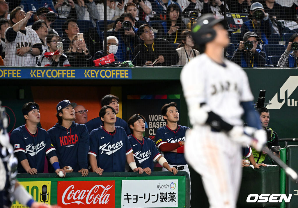 7일 일본 도쿄돔에서 2026 월드베이스볼클래식(WBC) 조별리그 C조 대한민국과 일본의 경기가 열렸다.한국은 잠수함 고영표, 일본은 좌완 기쿠치 유세이를 선발로 내세웠다. WBC에서 2006년 4강, 2009년 준우승을 차지한 한국은 이후 3개 대회(2013년, 2017년, 2023년)에서 연달아 1라운드를 통과하지 못하고 있다. 이번 대회에서는 8강 토너먼트 복귀를 목표로 대회에 임하고 있다. 지난 5일 체코와의 첫 경기에서는 11-4로 대승을 거두며 좋은 출발을 했다. 3회말 1사에서 한국 선수들이 일본 오타니 쇼헤이의 동점 우중월 솔로포 타구를 바라보고 있다. 2026.03.07 /spjj@osen.co.kr