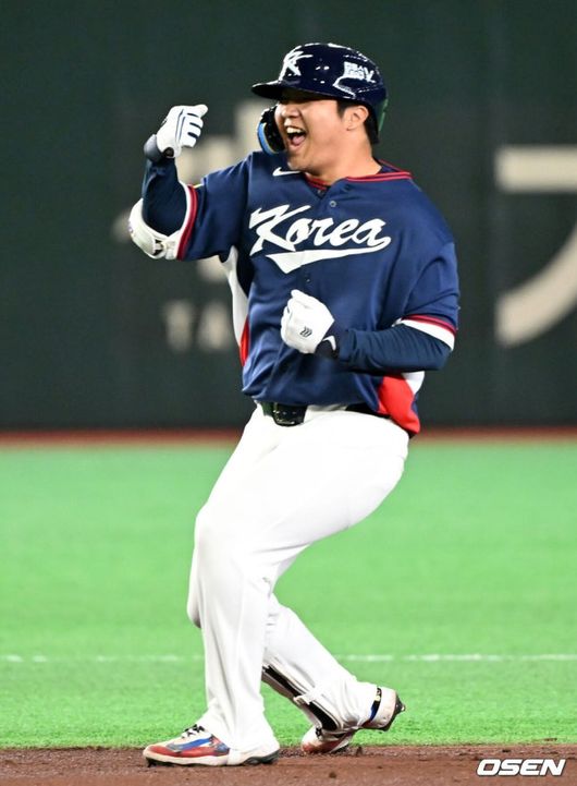 [OSEN=도쿄(일본), 손용호 기자] 7일 일본 도쿄돔에서 2026 월드베이스볼클래식(WBC) 조별리그 C조 대한민국과 일본의 경기가 열렸다.한국은 잠수함 고영표, 일본은 좌완 기쿠치 유세이를 선발로 내세웠다. WBC에서 2006년 4강, 2009년 준우승을 차지한 한국은 이후 3개 대회(2013년, 2017년, 2023년)에서 연달아 1라운드를 통과하지 못하고 있다. 이번 대회에서는 8강 토너먼트 복귀를 목표로 대회에 임하고 있다. 지난 5일 체코와의 첫 경기에서는 11-4로 대승을 거두며 좋은 출발을 했다. 1회초 2사 1,2루에서 한국 문보경이 2타점 적시 좌중간 2루타를 날리며 세리머니를 하고 있다. 2026.03.07 /spjj@osen.co.kr