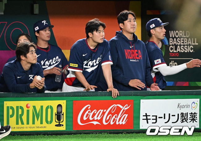 [OSEN=도쿄(일본), 손용호 기자] 7일 일본 도쿄돔에서 2026 월드베이스볼클래식(WBC) 조별리그 C조 대한민국과 일본의 경기가&nbsp;열렸다. 8회초 공격을 마치고 한국 박영현, 김영규, 손주영이 동료선수들을 격려하고 있다. 2026.03.07&nbsp;/spjj@osen.co.kr