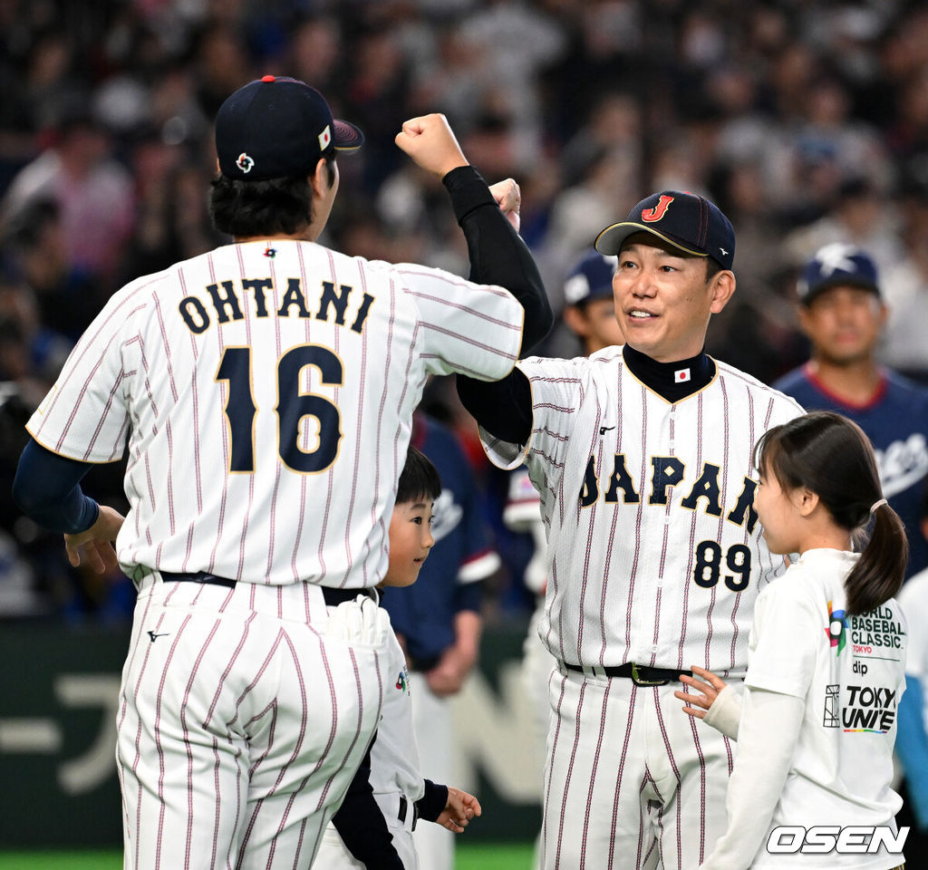 7일 일본 도쿄돔에서 2026 월드베이스볼클래식(WBC) 조별리그 C조 대한민국과 일본의 경기가 열렸다.한국은 잠수함 고영표, 일본은 좌완 기쿠치 유세이를 선발로 내세웠다. WBC에서 2006년 4강, 2009년 준우승을 차지한 한국은 이후 3개 대회(2013년, 2017년, 2023년)에서 연달아 1라운드를 통과하지 못하고 있다. 이번 대회에서는 8강 토너먼트 복귀를 목표로 대회에 임하고 있다. 지난 5일 체코와의 첫 경기에서는 11-4로 대승을 거두며 좋은 출발을 했다. 일본 이바타 히로카즈 감독이 오타니 쇼헤이와 하이파이브를 하고 있다. 2026.03.07 /spjj@osen.co.kr