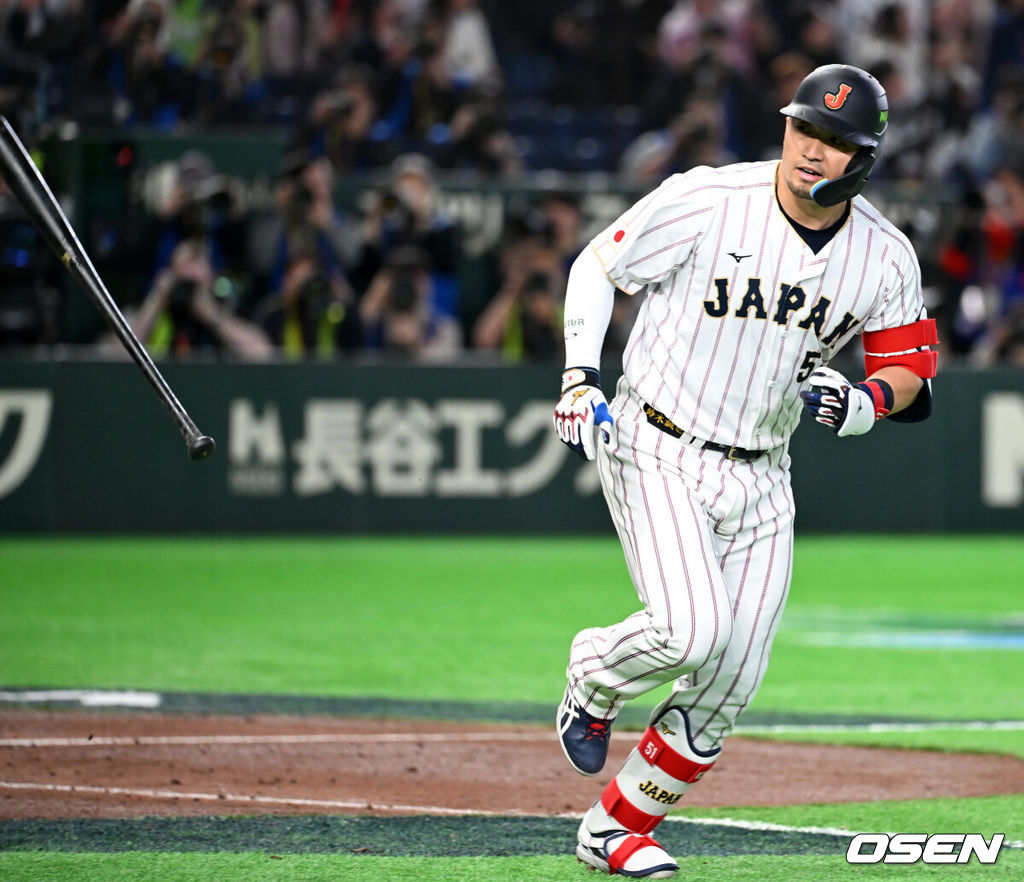 7일 일본 도쿄돔에서 2026 월드베이스볼클래식(WBC) 조별리그 C조 대한민국과 일본의 경기가 열렸다.한국은 잠수함 고영표, 일본은 좌완 기쿠치 유세이를 선발로 내세웠다. WBC에서 2006년 4강, 2009년 준우승을 차지한 한국은 이후 3개 대회(2013년, 2017년, 2023년)에서 연달아 1라운드를 통과하지 못하고 있다. 이번 대회에서는 8강 토너먼트 복귀를 목표로 대회에 임하고 있다. 지난 5일 체코와의 첫 경기에서는 11-4로 대승을 거두며 좋은 출발을 했다. 3회말 2사에서 일본 스즈키 세이야가 역전 좌월 솔로포를 날리고 있다. 2026.03.07 /spjj@osen.co.kr