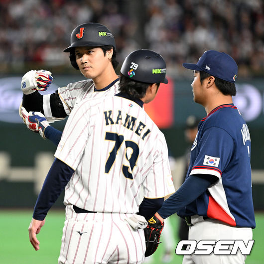 [OSEN=도쿄(일본), 손용호 기자] 7일 일본 도쿄돔에서 2026 월드베이스볼클래식(WBC) 조별리그 C조 대한민국과 일본의 경기가&nbsp;열렸다.한국은 잠수함 고영표, 일본은 좌완 기쿠치 유세이를 선발로 내세웠다. WBC에서 2006년 4강, 2009년 준우승을 차지한 한국은 이후 3개 대회(2013년, 2017년, 2023년)에서 연달아 1라운드를 통과하지 못하고 있다. 이번 대회에서는 8강 토너먼트 복귀를 목표로 대회에 임하고 있다. 지난 5일 체코와의 첫 경기에서는 11-4로 대승을 거두며 좋은 출발을 했다.&nbsp;5회말 1사에서 일본 오타니가 중전 안타를 날리며 세리머니를 하고 있다. 2026.03.07&nbsp;/spjj@osen.co.kr