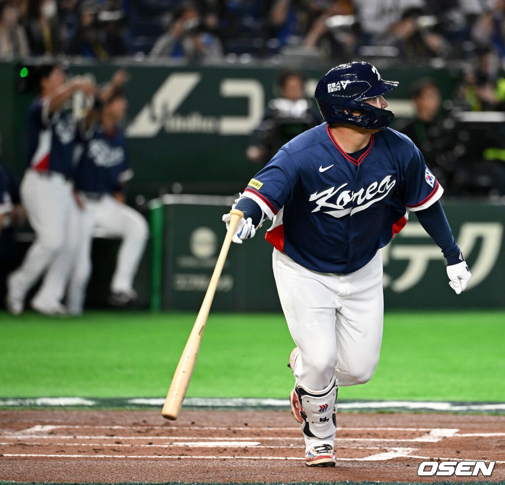 7일 일본 도쿄돔에서 2026 월드베이스볼클래식(WBC) 조별리그 C조 대한민국과 일본의 경기가 열렸다.한국은 잠수함 고영표, 일본은 좌완 기쿠치 유세이를 선발로 내세웠다. WBC에서 2006년 4강, 2009년 준우승을 차지한 한국은 이후 3개 대회(2013년, 2017년, 2023년)에서 연달아 1라운드를 통과하지 못하고 있다. 이번 대회에서는 8강 토너먼트 복귀를 목표로 대회에 임하고 있다. 지난 5일 체코와의 첫 경기에서는 11-4로 대승을 거두며 좋은 출발을 했다. 1회초 2사 1,2루에서 한국 문보경이 2타점 적시 좌중간 2루타를 날리고 있다. 2026.03.07 /spjj@osen.co.kr