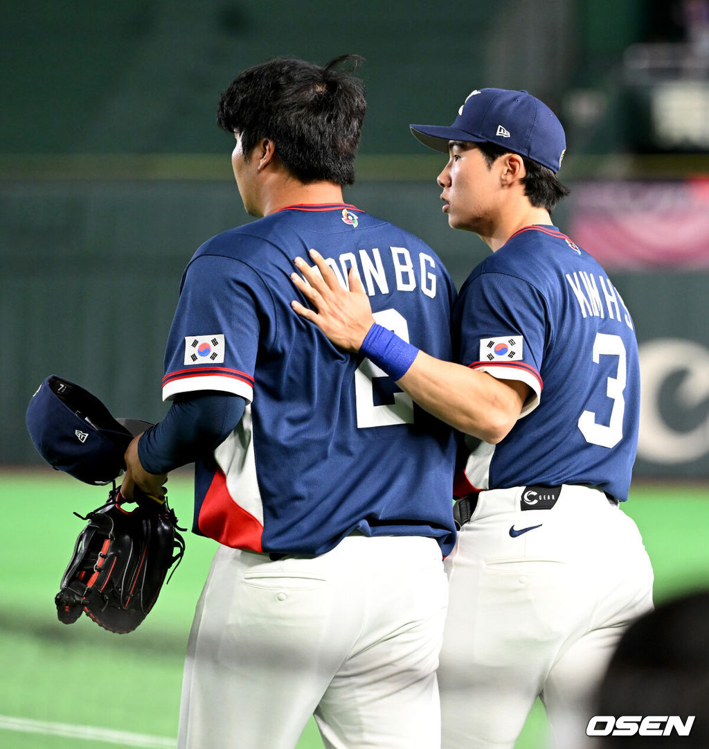 7일 일본 도쿄돔에서 2026 월드베이스볼클래식(WBC) 조별리그 C조 대한민국과 일본의 경기가 열렸다.한국은 잠수함 고영표, 일본은 좌완 기쿠치 유세이를 선발로 내세웠다. WBC에서 2006년 4강, 2009년 준우승을 차지한 한국은 이후 3개 대회(2013년, 2017년, 2023년)에서 연달아 1라운드를 통과하지 못하고 있다. 이번 대회에서는 8강 토너먼트 복귀를 목표로 대회에 임하고 있다. 지난 5일 체코와의 첫 경기에서는 11-4로 대승을 거두며 좋은 출발을 했다. 7회말 무사에서 한국 문보경이 일본 마키의 파울 타구를 쫓다가 펜스에 부딪혔다. 김혜성이 문보경을 격려하고 있다. 2026.03.07 /spjj@osen.co.kr