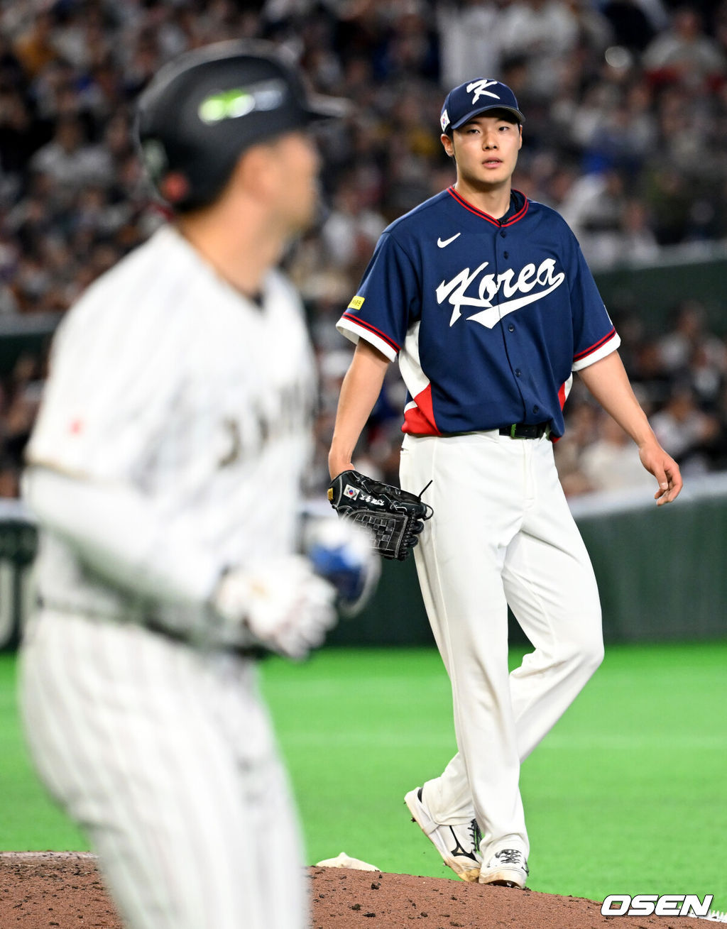 7일 일본 도쿄돔에서 2026 월드베이스볼클래식(WBC) 조별리그 C조 대한민국과 일본의 경기가 열렸다.한국은 잠수함 고영표, 일본은 좌완 기쿠치 유세이를 선발로 내세웠다. WBC에서 2006년 4강, 2009년 준우승을 차지한 한국은 이후 3개 대회(2013년, 2017년, 2023년)에서 연달아 1라운드를 통과하지 못하고 있다. 이번 대회에서는 8강 토너먼트 복귀를 목표로 대회에 임하고 있다. 지난 5일 체코와의 첫 경기에서는 11-4로 대승을 거두며 좋은 출발을 했다. 7회말 2사 만루에서 한국 김영규가 일본 요시다에 역전 밀어내기 볼넷을 허용하고 있다. 2026.03.07 /spjj@osen.co.kr