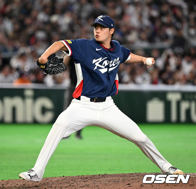[OSEN=도쿄(일본), 손용호 기자] 7일 일본 도쿄돔에서 2026 월드베이스볼클래식(WBC) 조별리그 C조 대한민국과 일본의 경기가&nbsp;열렸다.한국은 잠수함 고영표, 일본은 좌완 기쿠치 유세이를 선발로 내세웠다. WBC에서 2006년 4강, 2009년 준우승을 차지한 한국은 이후 3개 대회(2013년, 2017년, 2023년)에서 연달아 1라운드를 통과하지 못하고 있다. 이번 대회에서는 8강 토너먼트 복귀를 목표로 대회에 임하고 있다. 지난 5일 체코와의 첫 경기에서는 11-4로 대승을 거두며 좋은 출발을 했다.&nbsp;7회말 2사 1,3루에서 한국 김영규가 역투하고 있다. 2026.03.07&nbsp;/spjj@osen.co.kr