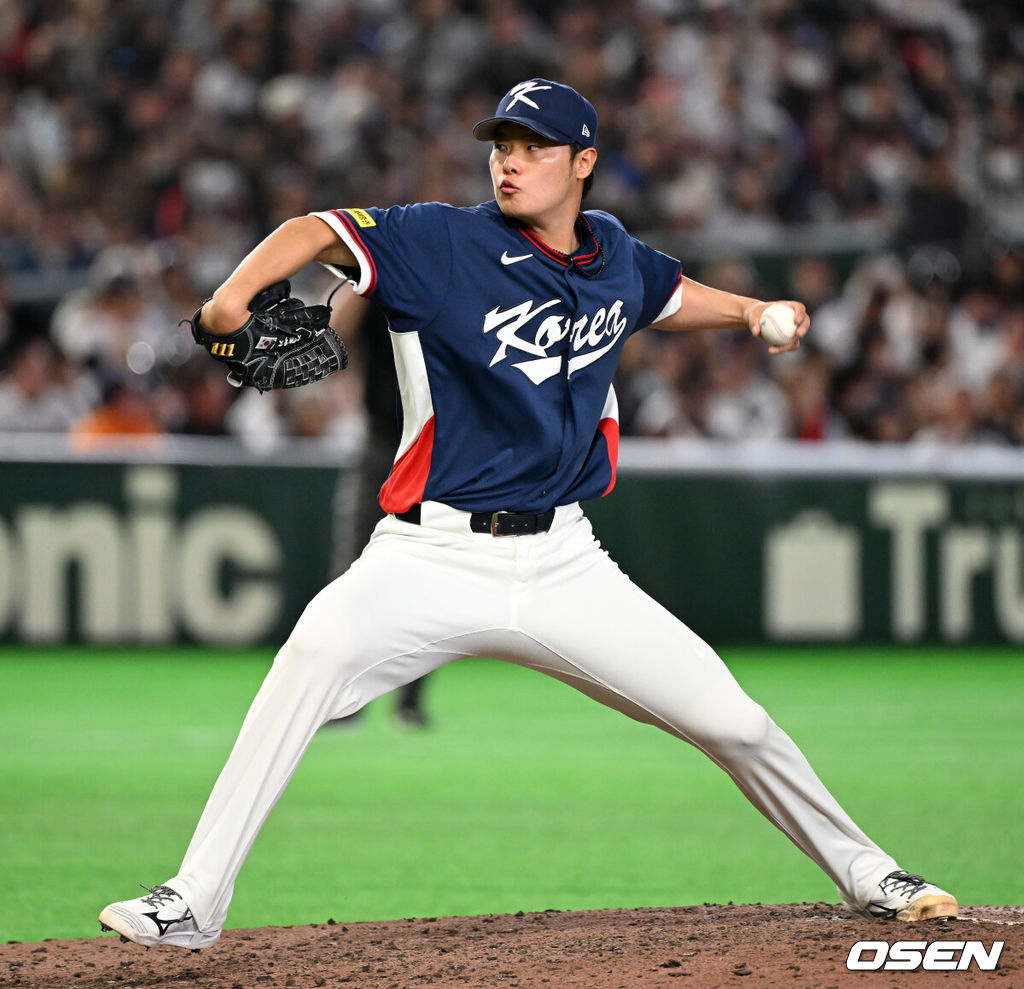 7일 일본 도쿄돔에서 2026 월드베이스볼클래식(WBC) 조별리그 C조 대한민국과 일본의 경기가 열렸다.한국은 잠수함 고영표, 일본은 좌완 기쿠치 유세이를 선발로 내세웠다. WBC에서 2006년 4강, 2009년 준우승을 차지한 한국은 이후 3개 대회(2013년, 2017년, 2023년)에서 연달아 1라운드를 통과하지 못하고 있다. 이번 대회에서는 8강 토너먼트 복귀를 목표로 대회에 임하고 있다. 지난 5일 체코와의 첫 경기에서는 11-4로 대승을 거두며 좋은 출발을 했다. 7회말 2사 1,3루에서 한국 김영규가 역투하고 있다. 2026.03.07 /spjj@osen.co.kr