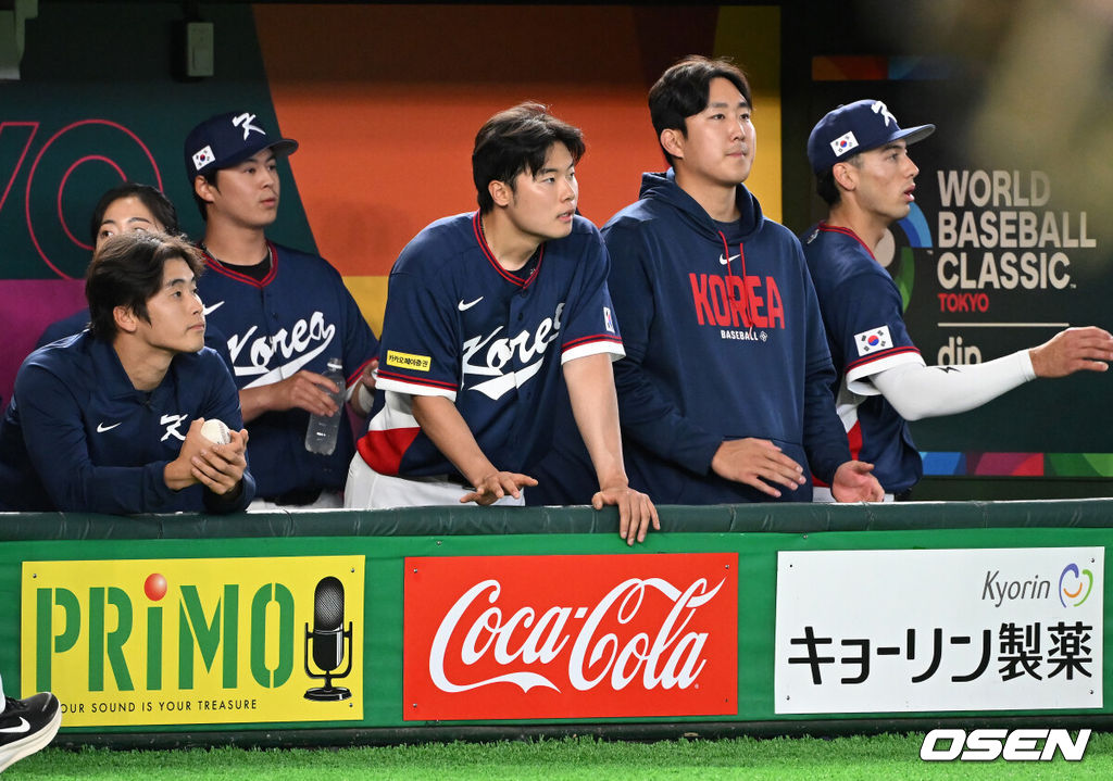 7일 일본 도쿄돔에서 2026 월드베이스볼클래식(WBC) 조별리그 C조 대한민국과 일본의 경기가 열렸다.한국은 잠수함 고영표, 일본은 좌완 기쿠치 유세이를 선발로 내세웠다. WBC에서 2006년 4강, 2009년 준우승을 차지한 한국은 이후 3개 대회(2013년, 2017년, 2023년)에서 연달아 1라운드를 통과하지 못하고 있다. 이번 대회에서는 8강 토너먼트 복귀를 목표로 대회에 임하고 있다. 지난 5일 체코와의 첫 경기에서는 11-4로 대승을 거두며 좋은 출발을 했다. 8회초 공격을 마치고 한국 박영현, 김영규, 손주영이 동료선수들을 격려하고 있다. 2026.03.07 /spjj@osen.co.kr