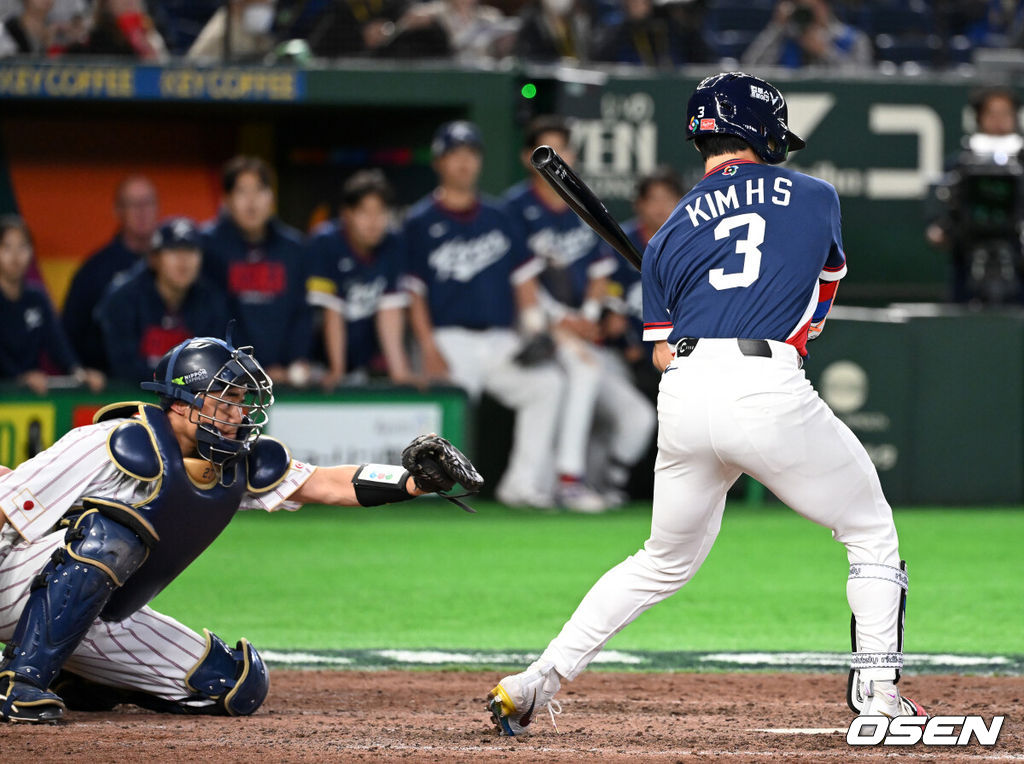 7일 일본 도쿄돔에서 2026 월드베이스볼클래식(WBC) 조별리그 C조 대한민국과 일본의 경기가 열렸다.한국은 잠수함 고영표, 일본은 좌완 기쿠치 유세이를 선발로 내세웠다. WBC에서 2006년 4강, 2009년 준우승을 차지한 한국은 이후 3개 대회(2013년, 2017년, 2023년)에서 연달아 1라운드를 통과하지 못하고 있다. 이번 대회에서는 8강 토너먼트 복귀를 목표로 대회에 임하고 있다. 지난 5일 체코와의 첫 경기에서는 11-4로 대승을 거두며 좋은 출발을 했다. 8회초 2사 만루에서 한국 김혜성이 삼진을 당하고 있다. 2026.03.07 /spjj@osen.co.kr