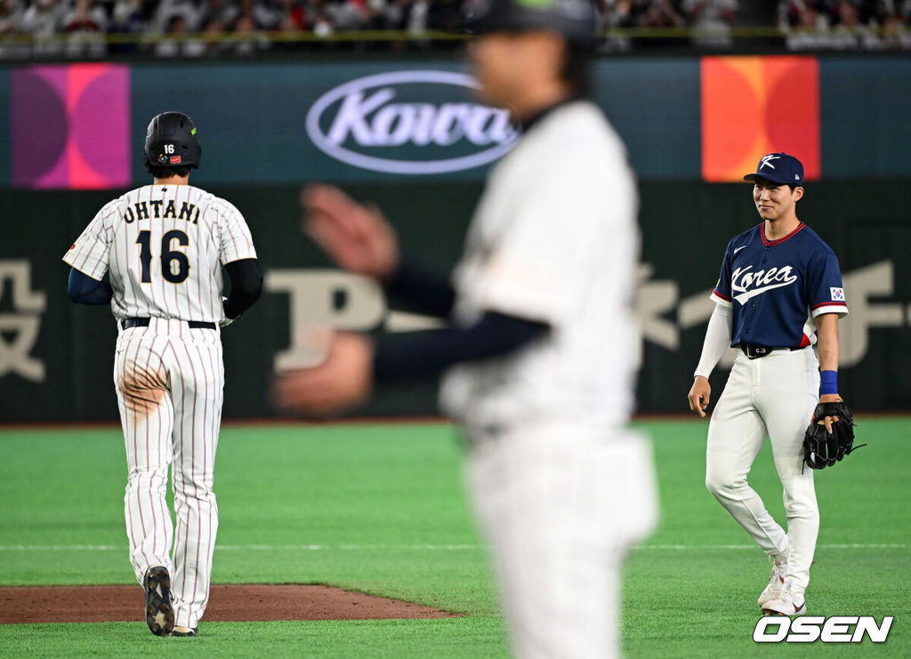 7일 일본 도쿄돔에서 2026 월드베이스볼클래식(WBC) 조별리그 C조 대한민국과 일본의 경기가 열렸다.한국은 잠수함 고영표, 일본은 좌완 기쿠치 유세이를 선발로 내세웠다. WBC에서 2006년 4강, 2009년 준우승을 차지한 한국은 이후 3개 대회(2013년, 2017년, 2023년)에서 연달아 1라운드를 통과하지 못하고 있다. 이번 대회에서는 8강 토너먼트 복귀를 목표로 대회에 임하고 있다. 지난 5일 체코와의 첫 경기에서는 11-4로 대승을 거두며 좋은 출발을 했다. 7회말 2사 1,3루에서 일본 오타니가 곤도의 볼넷에 2루로 출루하며 한국 김혜성과 인사를 나누고 있다. 2026.03.07 /spjj@osen.co.kr