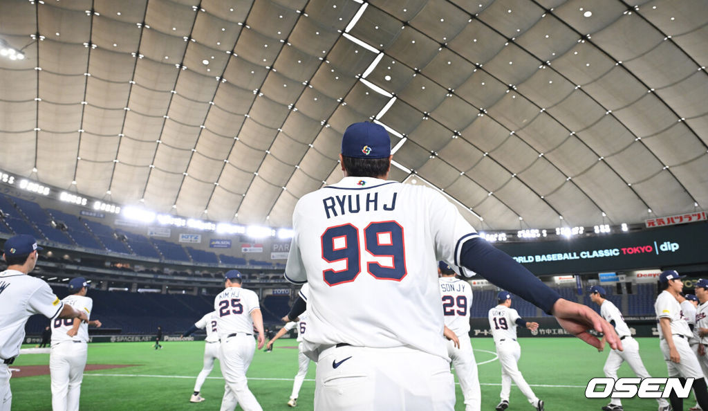 34일 일본 도쿄 도쿄돔에서 월드베이스볼클래식(WBC)대회를 하루 앞두고 한국 대표팀이 공식 훈련을 가졌다.우리 대표팀은 5일 일본 도쿄돔에서 체코와 WBC 조별리그 1차전에서 격돌한다.류현진이 훈련전 스트레칭을 하고 있다. 2026.03.04 /spjj@osen.co.kr