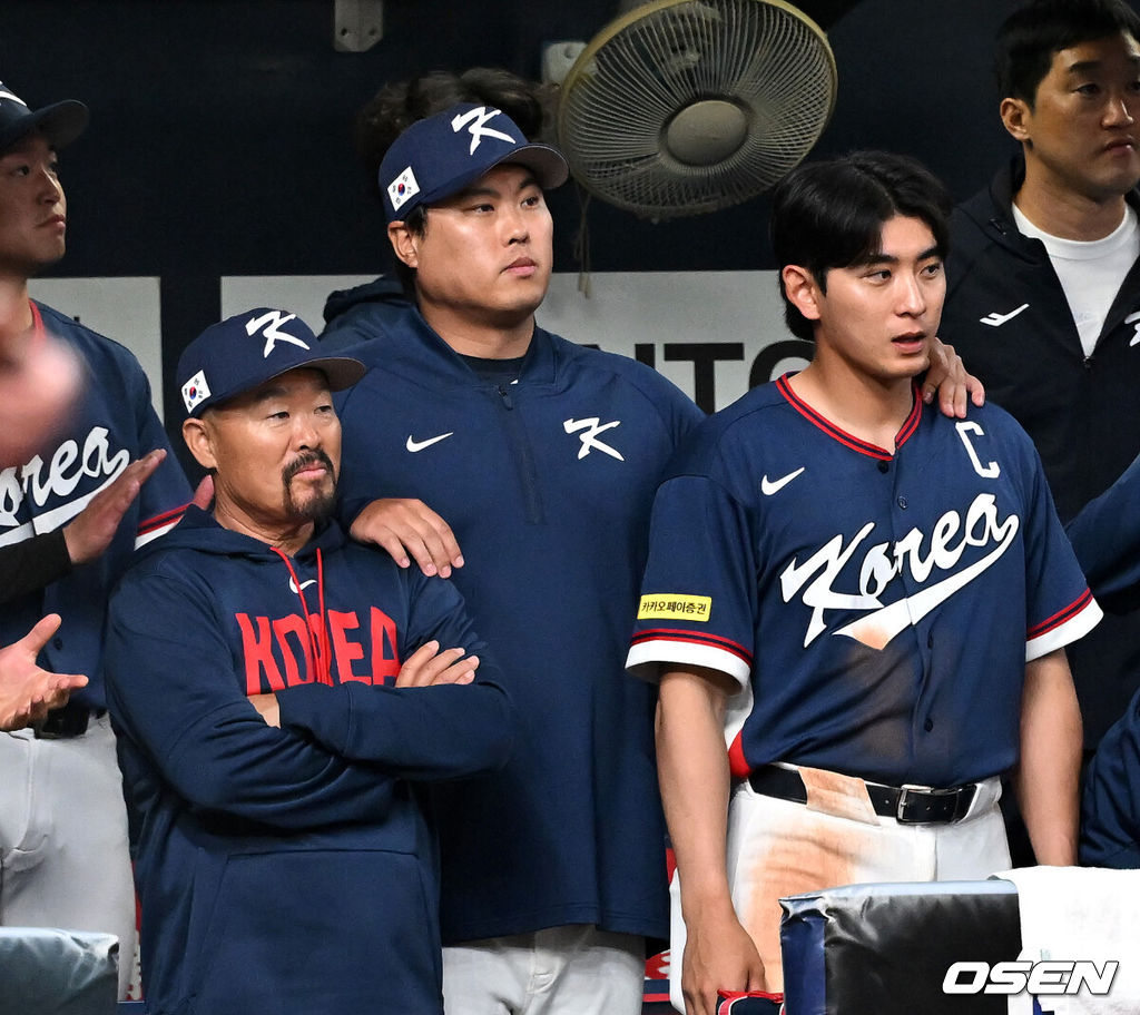 한국의 거포들이 연달아 터뜨리면서 오사카 평가전을 기분 좋게 마무리할 수 있었다. 이제 결전의 땅 도쿄로 향한다.류지현 감독이 이끄는 한국 WBC 대표팀은 3일 일본 오사카 교세라돔에서 열린 오릭스 버팔로스와의 2026 WBC 공식 평가전에서 8-5로 승리를 거뒀다. 이로써 한국은 전날(2일) 한신 타이거스전 3-3 무승부, 이날 오릭스전 승리로 공식 평가전 1승1무를 기록한 채 결전의 장소인 일본 도쿄돔으로 이동하게 된다.9회 한국 류현진이 이정후와 더그아웃에 경기를 바라보고 있다. 2026.03.03 /spjj@osen.co.kr