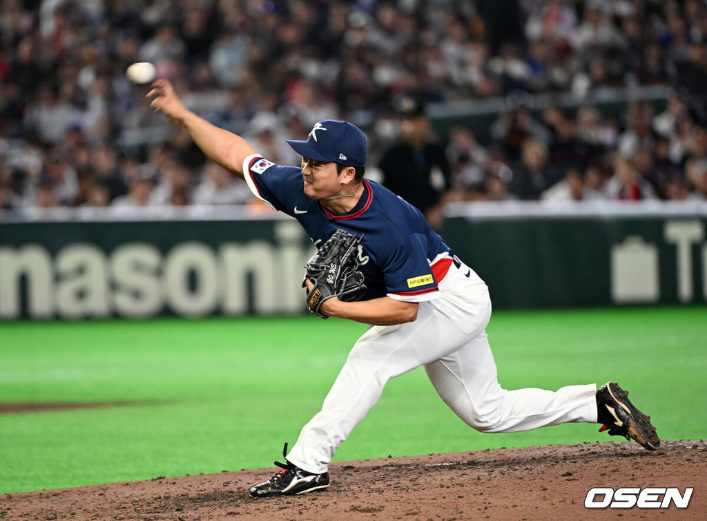 7일 일본 도쿄돔에서 2026 월드베이스볼클래식(WBC) 조별리그 C조 대한민국과 일본의 경기가 열렸다.한국은 잠수함 고영표, 일본은 좌완 기쿠치 유세이를 선발로 내세웠다. WBC에서 2006년 4강, 2009년 준우승을 차지한 한국은 이후 3개 대회(2013년, 2017년, 2023년)에서 연달아 1라운드를 통과하지 못하고 있다. 이번 대회에서는 8강 토너먼트 복귀를 목표로 대회에 임하고 있다. 지난 5일 체코와의 첫 경기에서는 11-4로 대승을 거두며 좋은 출발을 했다. 6회말 한국 고우석이 역투하고 있다. 2026.03.07 /spjj@osen.co.kr