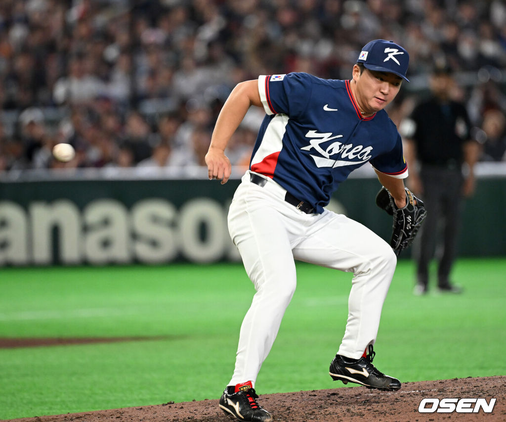 7일 일본 도쿄돔에서 2026 월드베이스볼클래식(WBC) 조별리그 C조 대한민국과 일본의 경기가 열렸다.한국은 잠수함 고영표, 일본은 좌완 기쿠치 유세이를 선발로 내세웠다. WBC에서 2006년 4강, 2009년 준우승을 차지한 한국은 이후 3개 대회(2013년, 2017년, 2023년)에서 연달아 1라운드를 통과하지 못하고 있다. 이번 대회에서는 8강 토너먼트 복귀를 목표로 대회에 임하고 있다. 지난 5일 체코와의 첫 경기에서는 11-4로 대승을 거두며 좋은 출발을 했다. 6회말 2사에서 한국 고우석이 일본 무라카미의 유격수 땅볼에 글러브를 뻗고 있다. 2026.03.07 /spjj@osen.co.kr