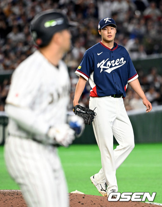 [OSEN=도쿄(일본), 손용호 기자] 7일 일본 도쿄돔에서 2026 월드베이스볼클래식(WBC) 조별리그 C조 대한민국과 일본의 경기가&nbsp;열렸다.한국은 잠수함 고영표, 일본은 좌완 기쿠치 유세이를 선발로 내세웠다. WBC에서 2006년 4강, 2009년 준우승을 차지한 한국은 이후 3개 대회(2013년, 2017년, 2023년)에서 연달아 1라운드를 통과하지 못하고 있다. 이번 대회에서는 8강 토너먼트 복귀를 목표로 대회에 임하고 있다. 지난 5일 체코와의 첫 경기에서는 11-4로 대승을 거두며 좋은 출발을 했다.&nbsp;7회말 2사 만루에서 한국 김영규가 일본 요시다에 역전 밀어내기 볼넷을 허용하고 있다. 2026.03.07&nbsp;/spjj@osen.co.kr