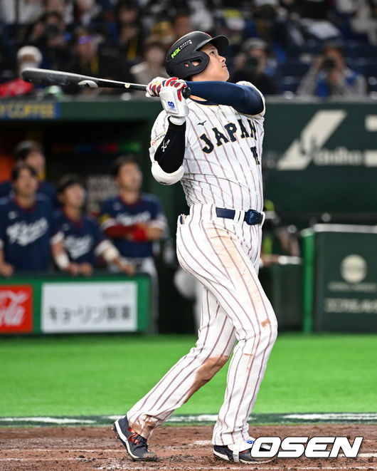 [OSEN=도쿄(일본), 손용호 기자] 7일 일본 도쿄돔에서 2026 월드베이스볼클래식(WBC) 조별리그 C조 대한민국과 일본의 경기가&nbsp;열렸다.한국은 잠수함 고영표, 일본은 좌완 기쿠치 유세이를 선발로 내세웠다. WBC에서 2006년 4강, 2009년 준우승을 차지한 한국은 이후 3개 대회(2013년, 2017년, 2023년)에서 연달아 1라운드를 통과하지 못하고 있다. 이번 대회에서는 8강 토너먼트 복귀를 목표로 대회에 임하고 있다. 지난 5일 체코와의 첫 경기에서는 11-4로 대승을 거두며 좋은 출발을 했다.&nbsp;3회말 1사에서 일본 오타니 쇼헤이가 동점 중월 솔로포 날리고 있다. 2026.03.07&nbsp;/spjj@osen.co.kr