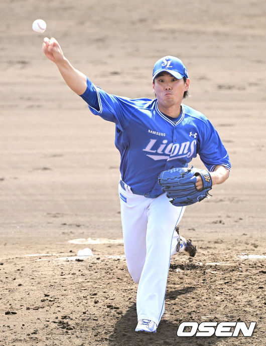 [OSEN=오키나와(일본), 최규한 기자] 2일 일본 오키나와 킨 베이스볼 스타디움에서 KIA 타이거즈와 삼성 라이온즈의 연습경기가 열렸다.KIA는 양현종, 삼성은 이승현을 선발로 내세웠다.3회말 삼성 투수 김재윤이 힘차게 공을 뿌리고 있다. 2026.03.02 / dreamer@osen.co.kr