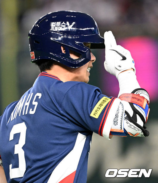 [OSEN=도쿄(일본), 손용호 기자] 7일 일본 도쿄돔에서 2026 월드베이스볼클래식(WBC) 조별리그 C조 대한민국과 일본의 경기가&nbsp;열렸다.한국은 잠수함 고영표, 일본은 좌완 기쿠치 유세이를 선발로 내세웠다. WBC에서 2006년 4강, 2009년 준우승을 차지한 한국은 이후 3개 대회(2013년, 2017년, 2023년)에서 연달아 1라운드를 통과하지 못하고 있다. 이번 대회에서는 8강 토너먼트 복귀를 목표로 대회에 임하고 있다. 지난 5일 체코와의 첫 경기에서는 11-4로 대승을 거두며 좋은 출발을 했다.&nbsp;4회초 1사 1루에서 한국 김혜성이 일본 이토를 상대로 동점 우중월 투런포를 날리며 기뻐하고 있다. 2026.03.07&nbsp;/spjj@osen.co.kr