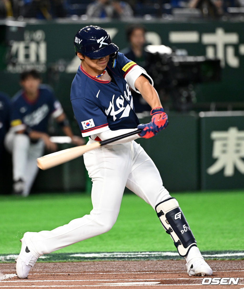 7일 일본 도쿄돔에서 2026 월드베이스볼클래식(WBC) 조별리그 C조 대한민국과 일본의 경기가 열렸다.한국은 잠수함 고영표, 일본은 좌완 기쿠치 유세이를 선발로 내세웠다. WBC에서 2006년 4강, 2009년 준우승을 차지한 한국은 이후 3개 대회(2013년, 2017년, 2023년)에서 연달아 1라운드를 통과하지 못하고 있다. 이번 대회에서는 8강 토너먼트 복귀를 목표로 대회에 임하고 있다. 지난 5일 체코와의 첫 경기에서는 11-4로 대승을 거두며 좋은 출발을 했다. 1회초 무사에서 한국 김도영이 좌전 안타를 날리고 있다. 2026.03.07 /spjj@osen.co.kr