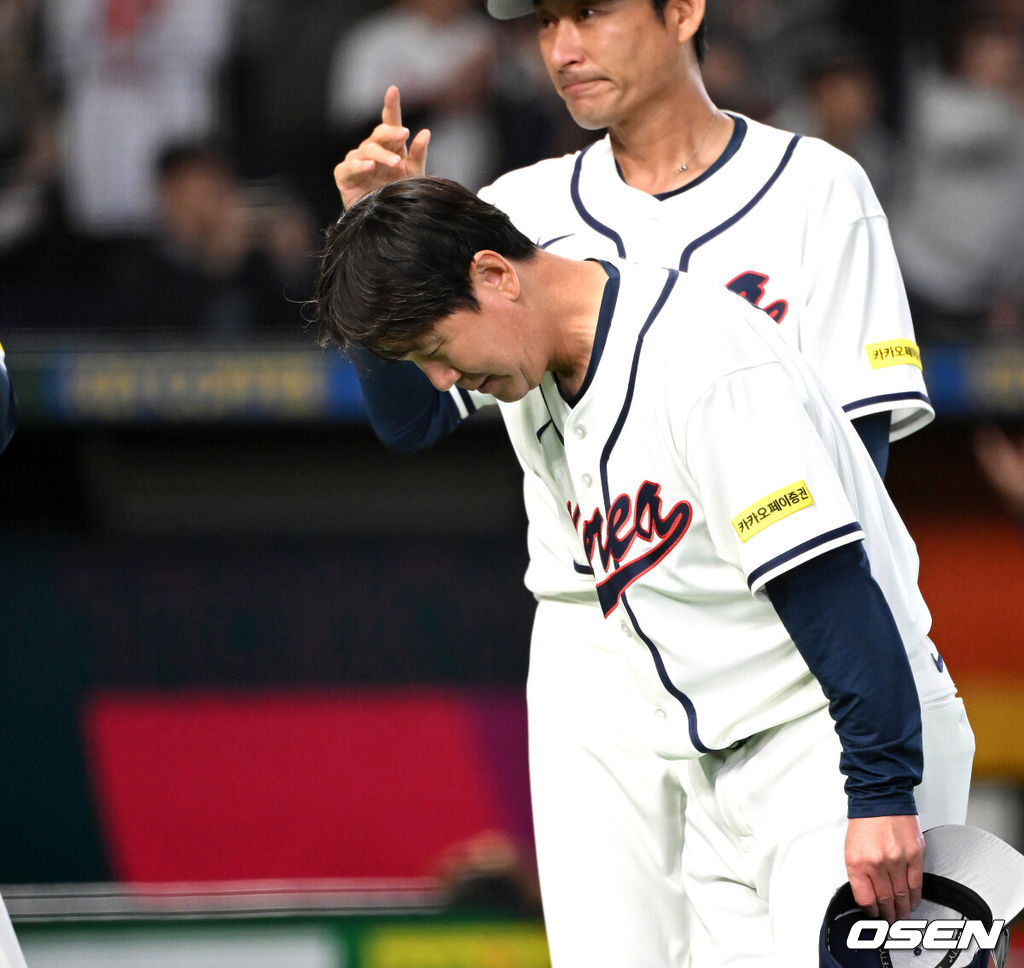 류지현 감독이 이끄는 한국야구 대표팀은 5일 일본 도쿄의 도쿄돔에서 열린 2026 월드베이스볼클래식(WBC) 조별리그 C조 체코와의 첫 경기에서 홈런 4방을 포함해 10안타를 터트리며 11-4로 승리했다.2009년 이후 17년 만에 WBC 1차전 승리를 기록했다.경기 종료 후 한국 류지현 감독이 관중석을 향해 인사를 하고 있다. 2026.03.05 /spjj@osen.co.kr