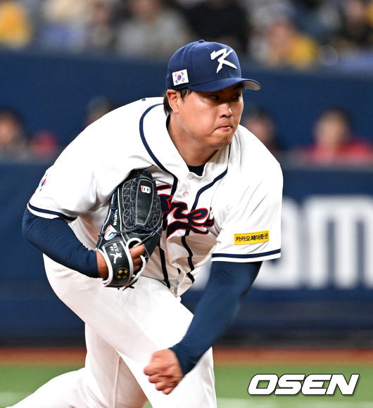 [OSEN=오사카(일본), 손용호 기자] 2일 일본 오사카 교세라돔에서 월드베이스볼클래식(WBC) 공식 연습 경기 한국 야구 대표팀과 한신 타이거스의 경기가 열렸다.우리 대표팀은 3일 같은 장소에서 오릭스 버팔로스와 연습 경기 2차전을 치른 뒤 5일 일본 도쿄돔에서 체코와 WBC 조별리그 1차전에서 격돌한다.6회말 한국 류현진이 역투하고 있다. 2026.03.02 /spjj@osen.co.kr