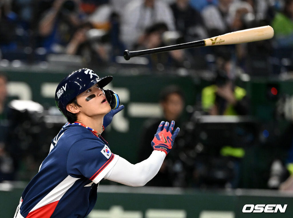 7일 일본 도쿄돔에서 2026 월드베이스볼클래식(WBC) 조별리그 C조 대한민국과 일본의 경기가 열렸다.한국은 잠수함 고영표, 일본은 좌완 기쿠치 유세이를 선발로 내세웠다. WBC에서 2006년 4강, 2009년 준우승을 차지한 한국은 이후 3개 대회(2013년, 2017년, 2023년)에서 연달아 1라운드를 통과하지 못하고 있다. 이번 대회에서는 8강 토너먼트 복귀를 목표로 대회에 임하고 있다. 지난 5일 체코와의 첫 경기에서는 11-4로 대승을 거두며 좋은 출발을 했다. 2회초 2사에서 한국 김도영이 우익수 플라이로 물러나고 있다. 2026.03.07 /spjj@osen.co.kr