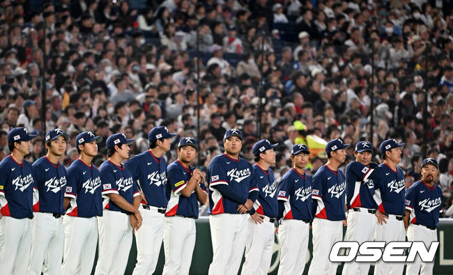 [OSEN=도쿄(일본), 손용호 기자] 7일 일본 도쿄돔에서 2026 월드베이스볼클래식(WBC) 조별리그 C조 대한민국과 일본의 경기가&nbsp;열렸다.한국은 잠수함 고영표, 일본은 좌완 기쿠치 유세이를 선발로 내세웠다. WBC에서 2006년 4강, 2009년 준우승을 차지한 한국은 이후 3개 대회(2013년, 2017년, 2023년)에서 연달아 1라운드를 통과하지 못하고 있다. 이번 대회에서는 8강 토너먼트 복귀를 목표로 대회에 임하고 있다. 지난 5일 체코와의 첫 경기에서는 11-4로 대승을 거두며 좋은 출발을 했다.&nbsp;한국 대표팀이 식전 행사를 하고 있다. 2026.03.07&nbsp;/spjj@osen.co.kr