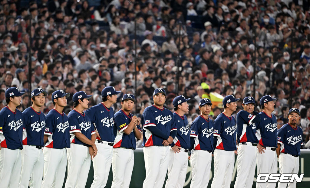 7일 일본 도쿄돔에서 2026 월드베이스볼클래식(WBC) 조별리그 C조 대한민국과 일본의 경기가 열렸다.한국은 잠수함 고영표, 일본은 좌완 기쿠치 유세이를 선발로 내세웠다. WBC에서 2006년 4강, 2009년 준우승을 차지한 한국은 이후 3개 대회(2013년, 2017년, 2023년)에서 연달아 1라운드를 통과하지 못하고 있다. 이번 대회에서는 8강 토너먼트 복귀를 목표로 대회에 임하고 있다. 지난 5일 체코와의 첫 경기에서는 11-4로 대승을 거두며 좋은 출발을 했다. 한국 대표팀이 식전 행사를 하고 있다. 2026.03.07 /spjj@osen.co.kr