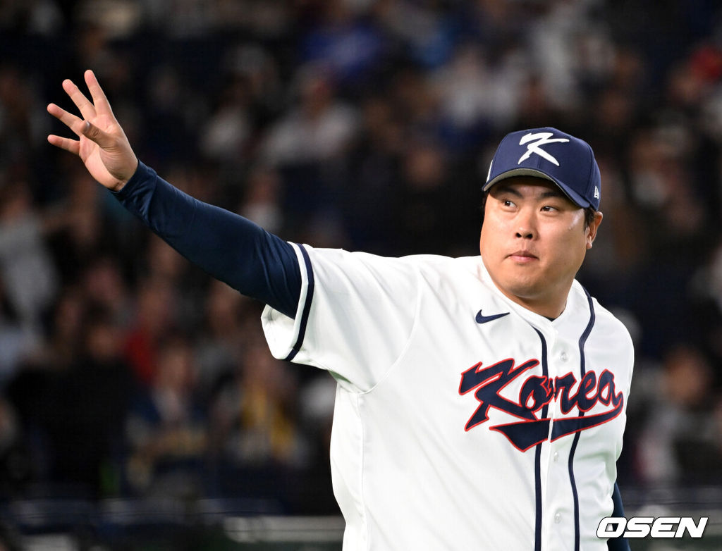 5일 일본 도쿄돔에서 월드베이스볼클래식(WBC) 조별리그 C조 한국과 체코의 경기가 열렸다.한국은 소형준, 체코는 다니엘 파디샥을 선발투수로 내세웠다.2006년 4강, 2009년 준우승을 차지한 경험이 있는 한국은 이후 3개 대회(2013년, 2017년, 2023년)에서 모두 8강 토너먼트 진출에 실패했다. 이번 대회에서는 17년 만에 본선 토너먼트 진출을 노린다.경기에 앞서 한국 류현진이 그라운드로 입장하며 인사하고 있다. 2026.03.05 /spjj@osen.co.kr