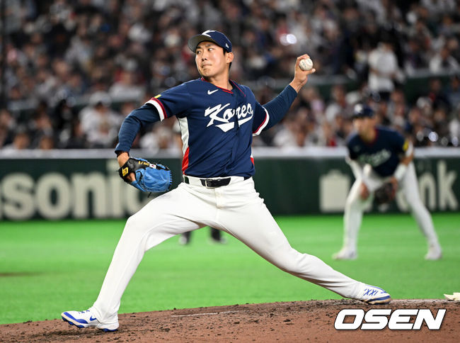 [OSEN=도쿄(일본), 손용호 기자] 7일 일본 도쿄돔에서 2026 월드베이스볼클래식(WBC) 조별리그 C조 대한민국과 일본의 경기가&nbsp;열렸다.한국은 잠수함 고영표, 일본은 좌완 기쿠치 유세이를 선발로 내세웠다. WBC에서 2006년 4강, 2009년 준우승을 차지한 한국은 이후 3개 대회(2013년, 2017년, 2023년)에서 연달아 1라운드를 통과하지 못하고 있다. 이번 대회에서는 8강 토너먼트 복귀를 목표로 대회에 임하고 있다. 지난 5일 체코와의 첫 경기에서는 11-4로 대승을 거두며 좋은 출발을 했다.&nbsp;5회말 한국 손주영이 역투하고 있다. 2026.03.07&nbsp;/spjj@osen.co.kr