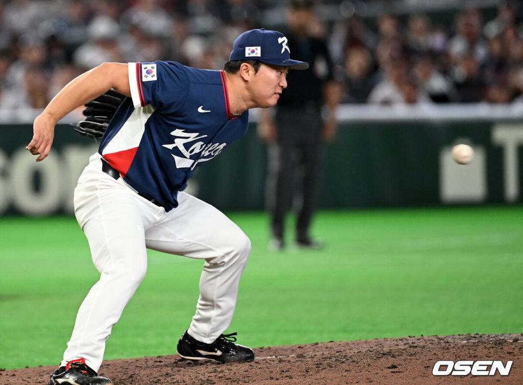 7일 일본 도쿄돔에서 2026 월드베이스볼클래식(WBC) 조별리그 C조 대한민국과 일본의 경기가 열렸다.한국은 잠수함 고영표, 일본은 좌완 기쿠치 유세이를 선발로 내세웠다. WBC에서 2006년 4강, 2009년 준우승을 차지한 한국은 이후 3개 대회(2013년, 2017년, 2023년)에서 연달아 1라운드를 통과하지 못하고 있다. 이번 대회에서는 8강 토너먼트 복귀를 목표로 대회에 임하고 있다. 지난 5일 체코와의 첫 경기에서는 11-4로 대승을 거두며 좋은 출발을 했다. 6회말 2사에서 한국 고우석이 일본 무라카미의 유격수 땅볼에 글러브를 뻗고 있다. 2026.03.07 /spjj@osen.co.kr