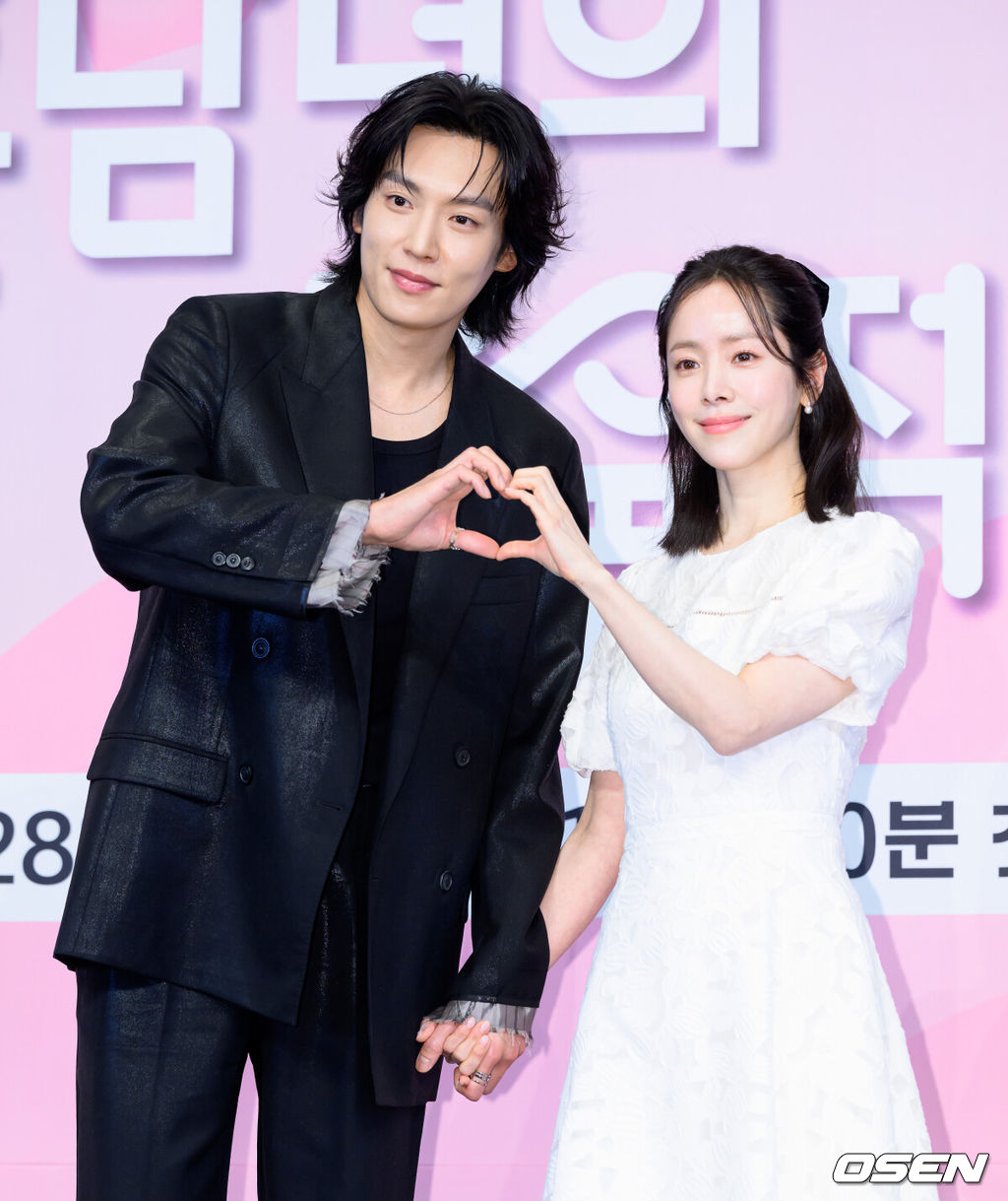 26일 오후 더 링크호텔 서울에서 JTBC 새 드라마 ‘미혼남녀의 효율적 만남’ 제작발표회가 열렸다.‘미혼남녀의 효율적 만남’은 사랑을 결심한 여자가 소개팅에 나가 다른 매력을 가진 두 남자를 만나고 끌리고 또 흔들리면서 결국 진정한 사랑의 의미를 찾아 나가는 이야기를 그리는 드라마다.배우 이기택, 한지민이 포토타임을 가지고 있다. 2026.02.26 /sunday@osen.co.kr