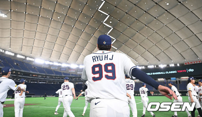 [OSEN=도쿄(일본), 손용호 기자] 34일 일본 도쿄 도쿄돔에서 월드베이스볼클래식(WBC)대회를 하루 앞두고 한국 대표팀이 공식 훈련을 가졌다.우리 대표팀은 5일 일본 도쿄돔에서 체코와 WBC 조별리그 1차전에서 격돌한다.류현진이 훈련전 스트레칭을 하고 있다. 2026.03.04 /spjj@osen.co.kr