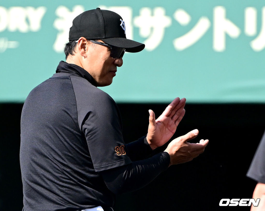 프로야구 삼성 라이온즈가 28일 일본 오키나와 나하 셀룰러 스타디움에서 일본프로야구 요미우리 자이언츠와 연습경기를 펼쳤다.삼성은 요미우리를 상대로 최원태를 선발로 내세운다.이승엽 요미우리 타격코치가 훈련을 마치고 그라운드를 나서며 선수들에게 인사를 전하고 있다. 2026.02.28 / dreamer@osen.co.kr