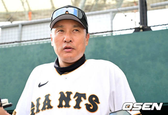 [OSEN=오키나와(일본), 최규한 기자] 프로야구 삼성 라이온즈가 28일 일본 오키나와 나하 셀룰러 스타디움에서 일본프로야구 요미우리 자이언츠와 연습경기를 펼쳤다.삼성은 요미우리를 상대로 최원태를 선발로 내세웠다.경기를 마치고 이승엽 요미우리 타격코치가 취재진과 인터뷰를 하고 있다. 2026.02.28 / dreamer@osen.co.kr