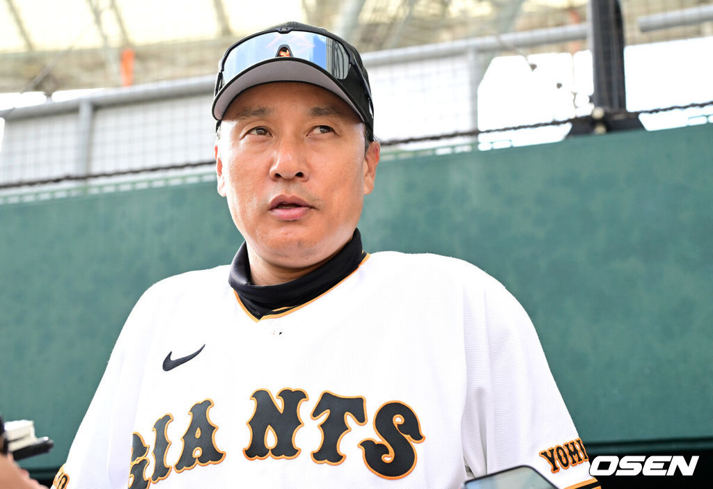 프로야구 삼성 라이온즈가 28일 일본 오키나와 나하 셀룰러 스타디움에서 일본프로야구 요미우리 자이언츠와 연습경기를 펼쳤다.삼성은 요미우리를 상대로 최원태를 선발로 내세웠다.경기를 마치고 이승엽 요미우리 타격코치가 취재진과 인터뷰를 하고 있다. 2026.02.28 / dreamer@osen.co.kr