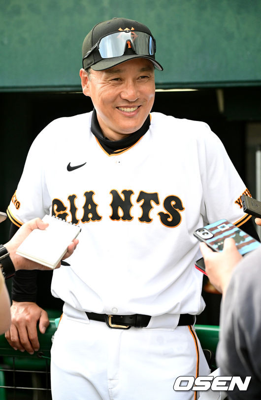 [OSEN=오키나와(일본), 최규한 기자] 프로야구 삼성 라이온즈가 28일 일본 오키나와 나하 셀룰러 스타디움에서 일본프로야구 요미우리 자이언츠와 연습경기를 펼쳤다.삼성은 요미우리를 상대로 최원태를 선발로 내세웠다.경기를 마치고 이승엽 요미우리 타격코치가 취재진과 인터뷰를 하고 있다. 2026.02.28 / dreamer@osen.co.kr