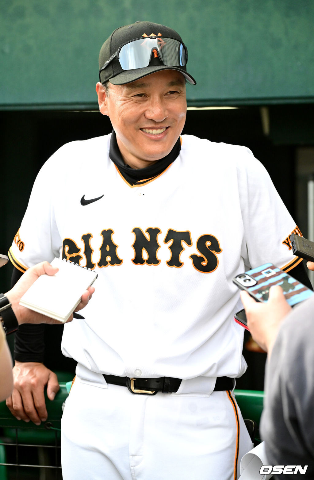 프로야구 삼성 라이온즈가 28일 일본 오키나와 나하 셀룰러 스타디움에서 일본프로야구 요미우리 자이언츠와 연습경기를 펼쳤다.삼성은 요미우리를 상대로 최원태를 선발로 내세웠다.경기를 마치고 이승엽 요미우리 타격코치가 취재진과 인터뷰를 하고 있다. 2026.02.28 / dreamer@osen.co.kr