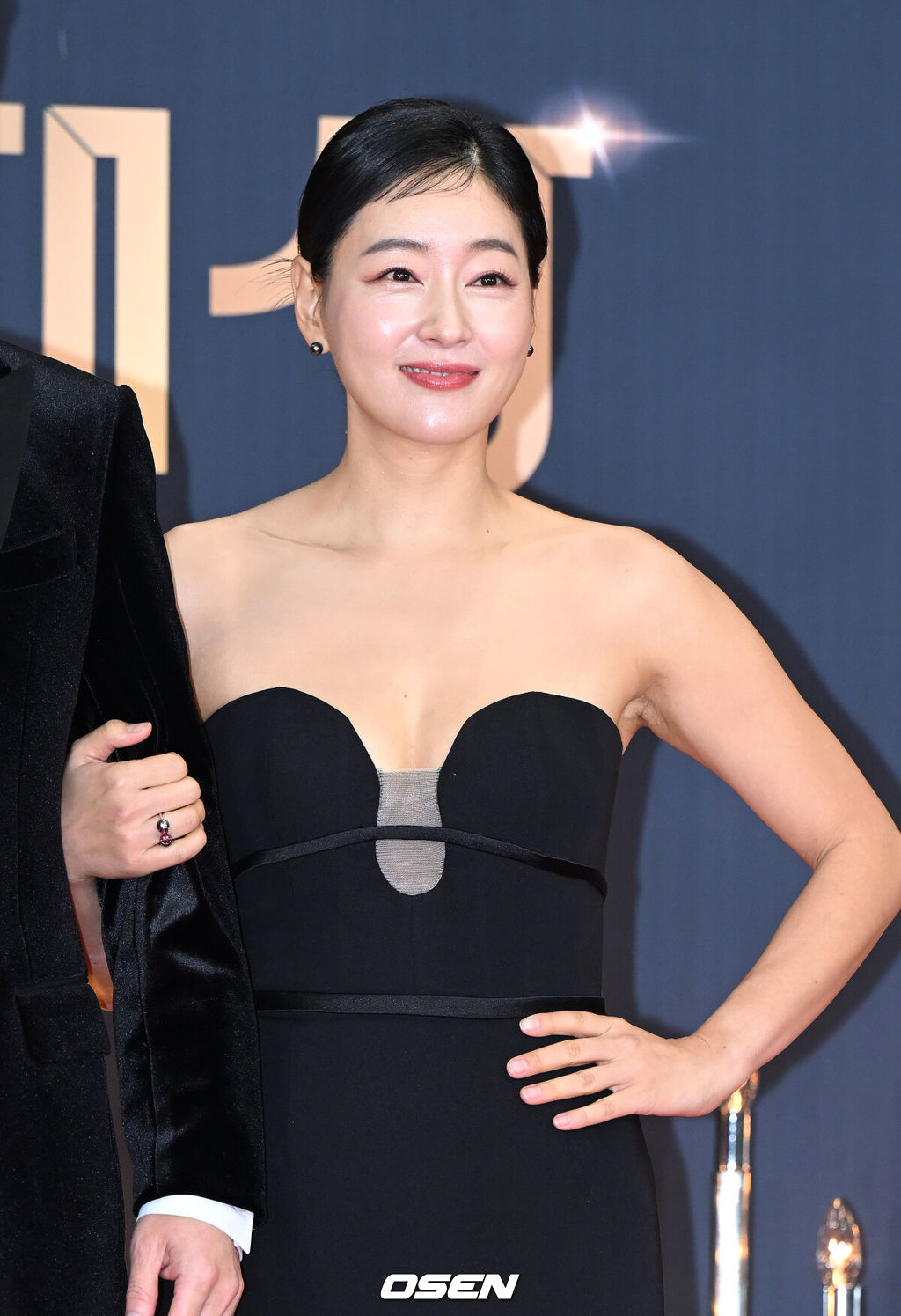 31일 오후 서울 여의도 KBS 신관공개홀에서 2022 KBS 연기대상 레드카펫 행사가 진행됐다.배우 박진희가 레드카펫을 밟고 있다. 2022.12.31 /sunday@osen.co.kr