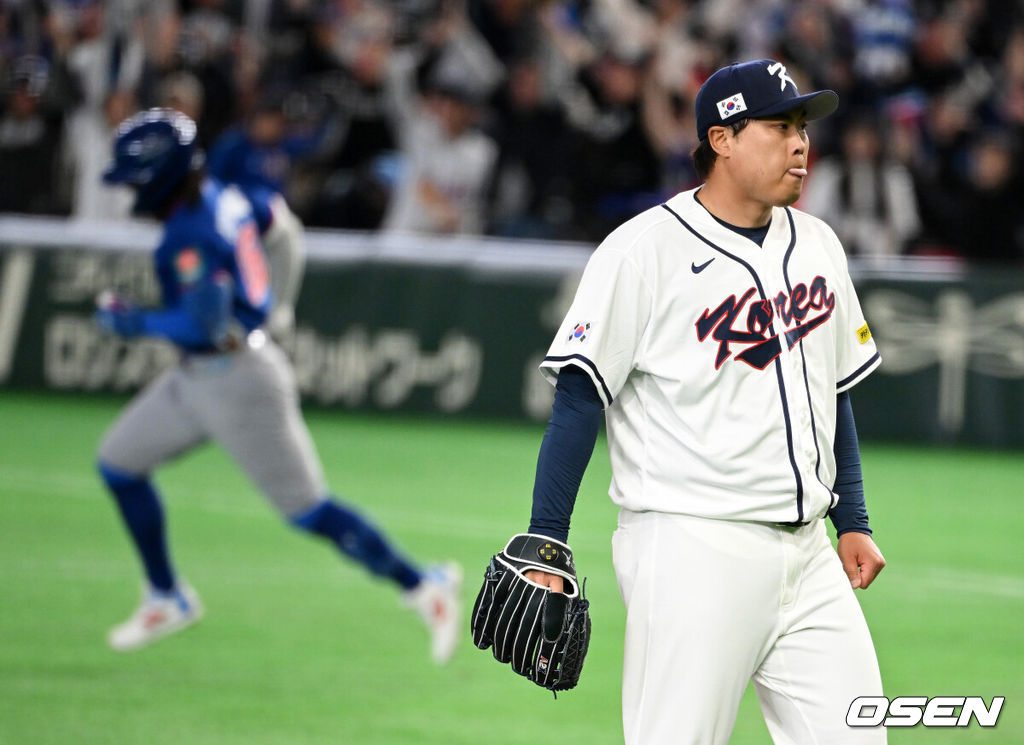 8일 일본 도쿄돔에서 2026 월드베이스볼클래식(WBC) 1라운드 C조 조별리그 대한민국과 대만의 경기가 열렸다.한국은 전날(7일) 일본과의 경기에서 6-8로 석패했다. 앞서 체코전을 11-4로 잡았던 한국은 1승1패를 마크하게 됐고, 남은 대만전과 호주전에 사활을 걸어야 한다.2회초 무사에서 한국 류현진이 대만 장위청에게 선제 좌중월 솔로포를 허용하며 아쉬워하고 있다. 2026.03.08 /spjj@osen.co.kr