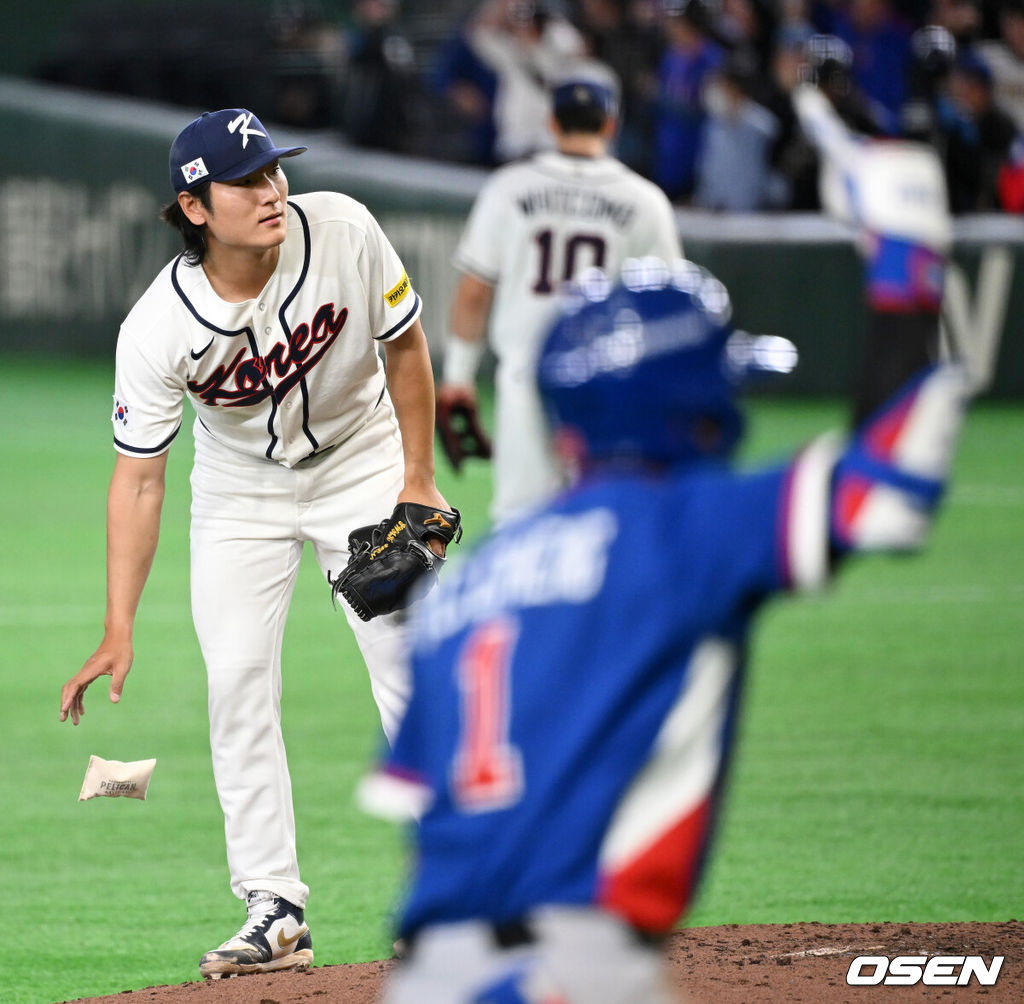 8일 일본 도쿄돔에서 2026 월드베이스볼클래식(WBC) 1라운드 C조 조별리그 대한민국과 대만의 경기가 열렸다.한국은 전날(7일) 일본과의 경기에서 6-8로 석패했다. 앞서 체코전을 11-4로 잡았던 한국은 1승1패를 마크하게 됐고, 남은 대만전과 호주전에 사활을 걸어야 한다.6회초 무사에서 한국 곽빈이 대만 정쭝저에게 중월 솔로포를 허용하며 아쉬워하고 있다. 2026.03.08 /spjj@osen.co.kr