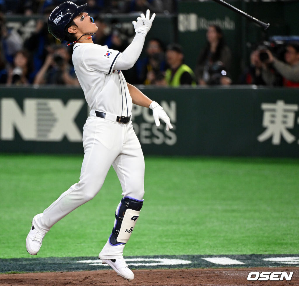 8일 일본 도쿄돔에서 2026 월드베이스볼클래식(WBC) 1라운드 C조 조별리그 대한민국과 대만의 경기가 열렸다.한국은 전날(7일) 일본과의 경기에서 6-8로 석패했다. 앞서 체코전을 11-4로 잡았던 한국은 1승1패를 마크하게 됐고, 남은 대만전과 호주전에 사활을 걸어야 한다.6회말 1사 1루에서 한국 김도영이 역전 좌월 투런포를 날리며 배트를 내던지고 있다. 2026.03.08 /spjj@osen.co.kr