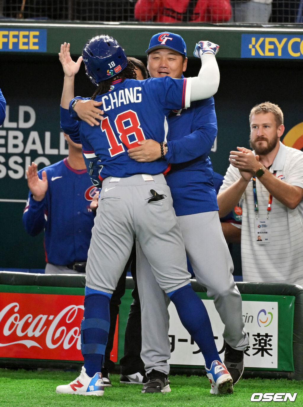 8일 일본 도쿄돔에서 2026 월드베이스볼클래식(WBC) 1라운드 C조 조별리그 대한민국과 대만의 경기가 열렸다.한국은 전날(7일) 일본과의 경기에서 6-8로 석패했다. 앞서 체코전을 11-4로 잡았던 한국은 1승1패를 마크하게 됐고, 남은 대만전과 호주전에 사활을 걸어야 한다.2회초 무사에서 대만 장위청이 선제 좌중월 솔로포를 날리고 정하오쥐 감독과 기뻐하고 있다. 2026.03.08 /spjj@osen.co.kr