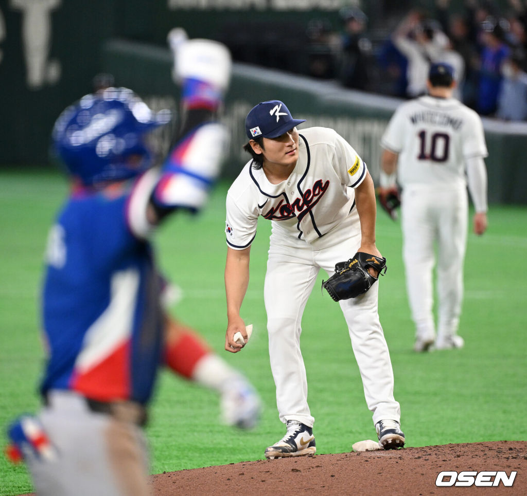8일 일본 도쿄돔에서 2026 월드베이스볼클래식(WBC) 1라운드 C조 조별리그 대한민국과 대만의 경기가 열렸다.한국은 전날(7일) 일본과의 경기에서 6-8로 석패했다. 앞서 체코전을 11-4로 잡았던 한국은 1승1패를 마크하게 됐고, 남은 대만전과 호주전에 사활을 걸어야 한다.6회초 무사에서 한국 곽빈이 대만 정쭝저에게 중월 솔로포를 허용하며 아쉬워하고 있다. 2026.03.08 /spjj@osen.co.kr